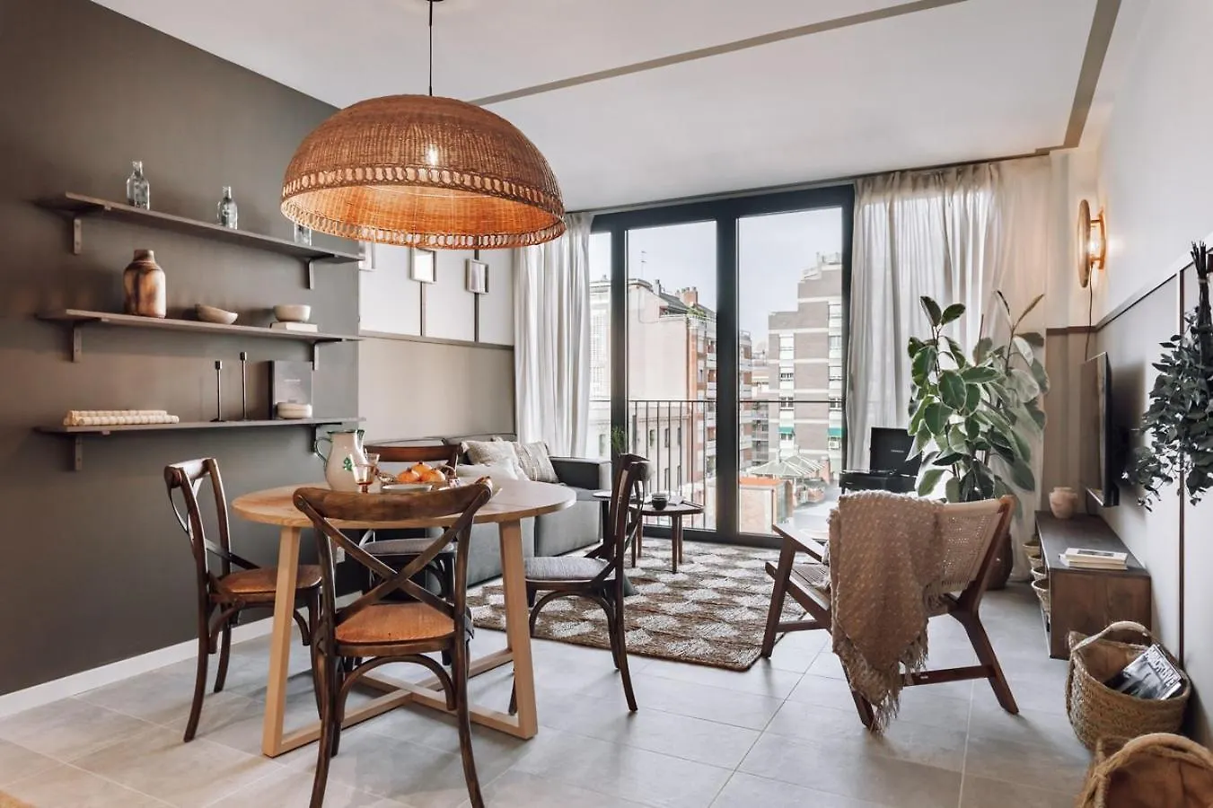 Botijo - 2 Bedrooms In Eixample Esquerra contacts